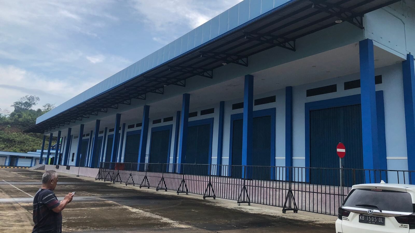 Aktivitas di sekitar Pos Lintas Batas Negara (PLBN) Entikong. Warga berharap keran ekspor impor resmi dibuka kembali untuk menekan perdagangan ilegal.