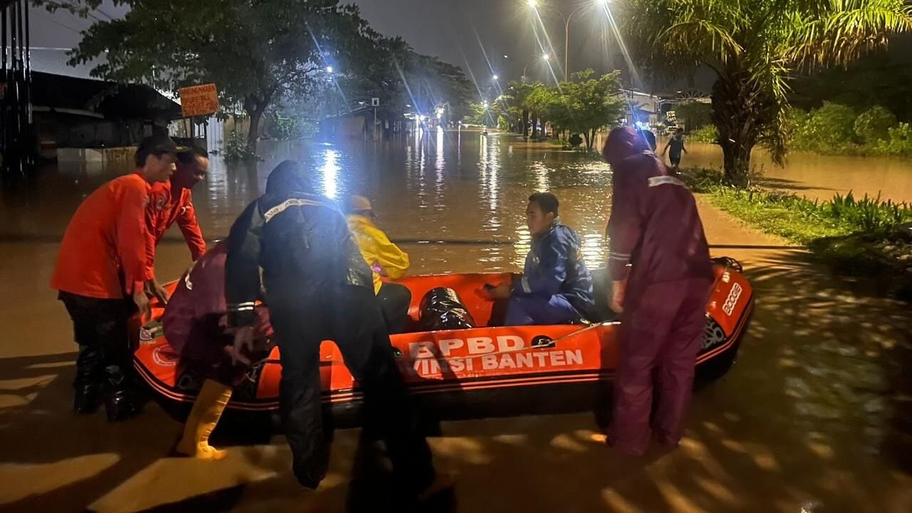 BPBD Kota Cilegon menerjunkan tim reaksi cepat untuk mengevakuasi warga terdampak banjir di tiga kelurahan di tiga kecamatan di Kota Cilegon, Banten, pada Jumat (2/1). Sumber foto: BPBD Kota Cilegon