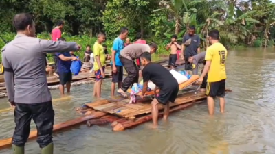 Banjir di Beduai Sanggau lumpuhkan jalan poros. Polisi dan warga terpaksa gotong peti jenazah terobos air setinggi 1,5 meter. 300 KK terdampak.