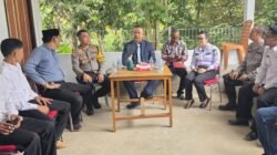 Bupati Ketapang Alexander Wilyo dan Kapolsek Manis Mata Meinardus Yudiansyah saat menyerap aspirasi warga terkait listrik dan keamanan dalam acara Ngopi Bareng di Kantor Desa Ratu Elok, Rabu (28/1/2026).