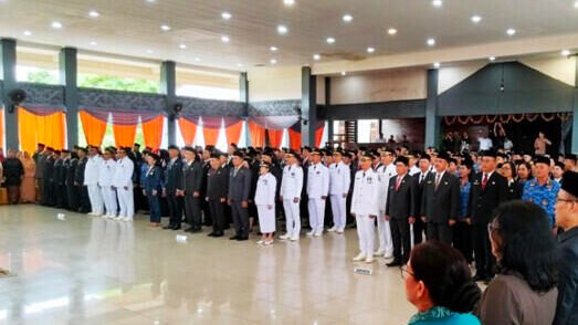 Bupati Sintang Gregorius Herkulanus Bala lantik 11 Camat baru di Pendopo Bupati.