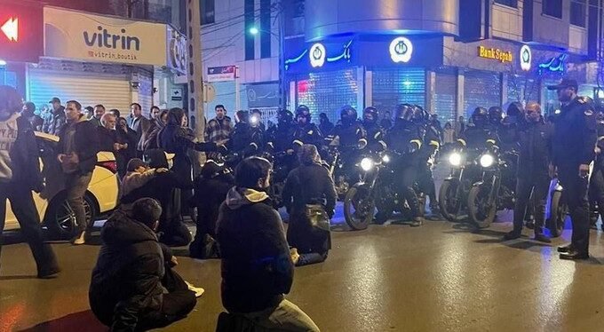 "Iran di tepi jurang. Australia keluarkan ultimatum evakuasi warganya saat korban jiwa akibat represifitas aparat terhadap demonstran ekonomi tembus 35 orang."