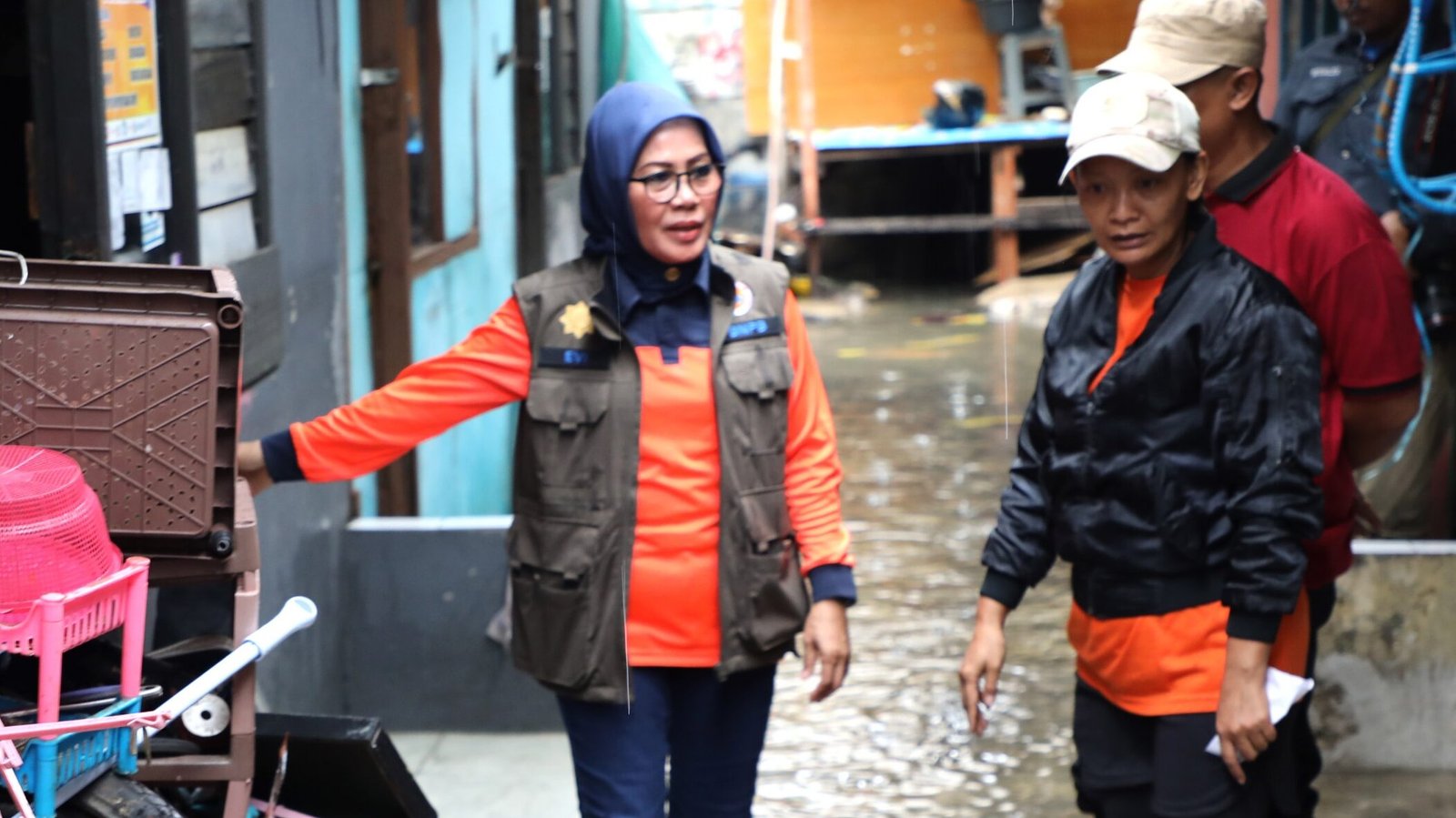 Deputi Bidang Logistik dan Peralatan BNPB Andi Eviana meninjau rumah warga terdampak banjir di RT 12 Kelurahan Rawa Terate, Kecamatan Pulo Gadung, Jakarta Timur, pada Minggu (18/1).