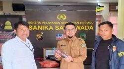 Dinas LH Singkawang laporkan temuan sampah darah di Sungai Singkawang ke polisi. Limbah B3 ini ancam kesehatan petugas kebersihan karena sering bocor.