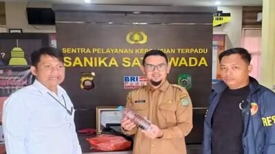 Dinas LH Singkawang laporkan temuan sampah darah di Sungai Singkawang ke polisi. Limbah B3 ini ancam kesehatan petugas kebersihan karena sering bocor.