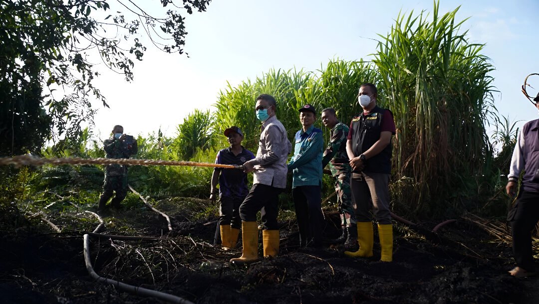 Wali Kota Edi Kamtono meninjau kebakaran lahan di perbatasan Pontianak-Mempawah. Asap mengarah ke kota, Pemkot minta bantuan BPBD Provinsi. (Dok: Pemkot Pontianak)