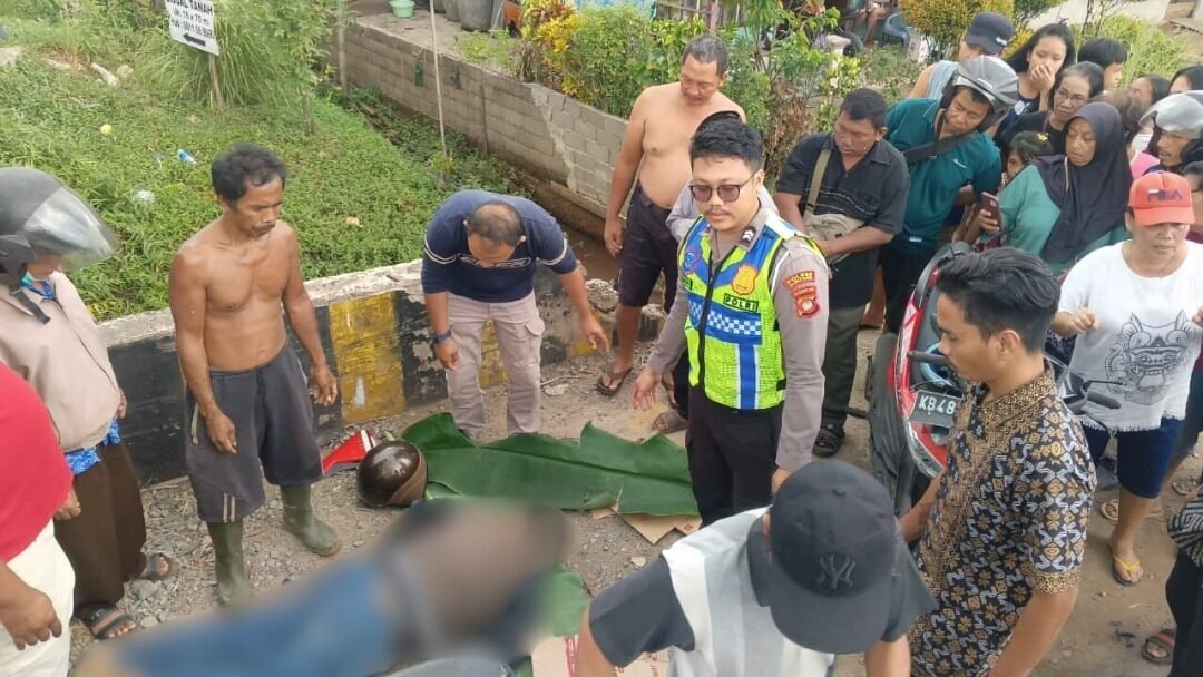 Kecelakaan maut di Jalan Trans Kalimantan KM 19 tewaskan pengendara motor. Korban gagal kendalikan motor di tikungan dan tabrak truk dari arah berlawanan.