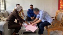 Kejati Kalbar serahkan tersangka AS dalam kasus korupsi hibah GKE Petra Sintang ke JPU.