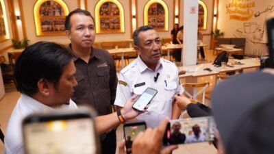 Kepala Dinas Pemuda Olahraga dan Pariwisata Kota Pontianak, Rizal didampingi CEO Sporta Indonesia Ongky Lesmana selaku penyelenggara, memaparkan event Pontianak City Run 2026.