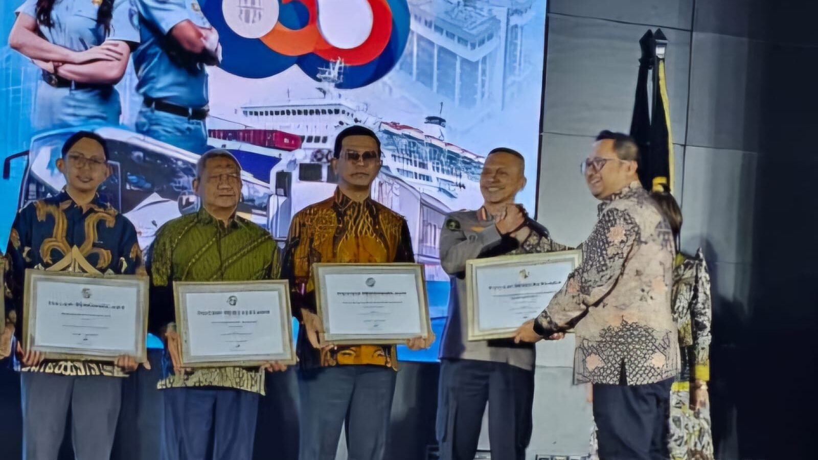 Kepala RS Bhayangkara Anton Soedjarwo Polda Kalbar, Kombes Pol Josep Ginting, saat menerima penghargaan Quantum Claim Speed Award pada HUT Jasa Raharja ke-65 di Jakarta, Selasa (20/1).