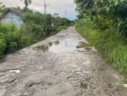 Potret Buram Infrastruktur Sintang: Jalan Sungai Putih Hancur Jadi Kubangan, Warga Dipaksa Menunggu Musrenbang 2026