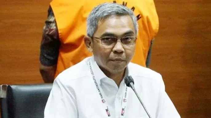 Ketua KPK Setyo Budiyanto bantah isu pimpinan pecah kongsi dalam menangani kasus korupsi kuota haji. KPK segera umumkan tersangka usai audit kerugian negara.