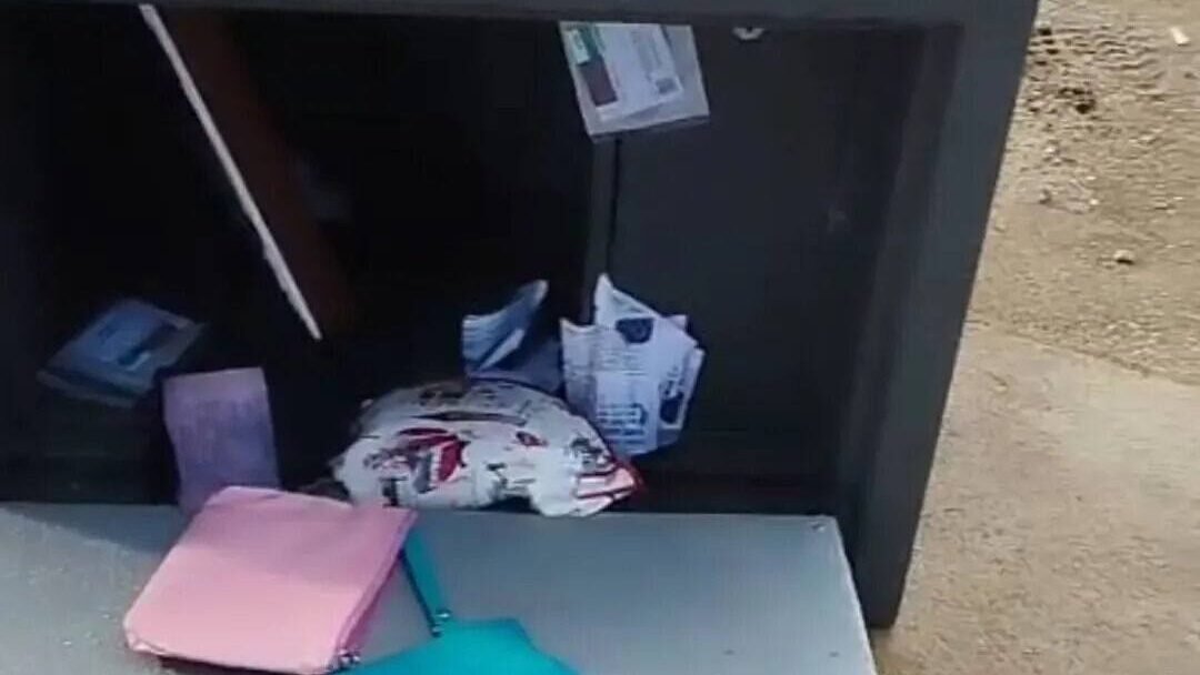 Kondisi brankas penyimpanan di Toko Emas Gading Mas, Marau, yang ditemukan dalam keadaan rusak berat akibat dibobol pelaku pencurian, Sabtu (3/1).