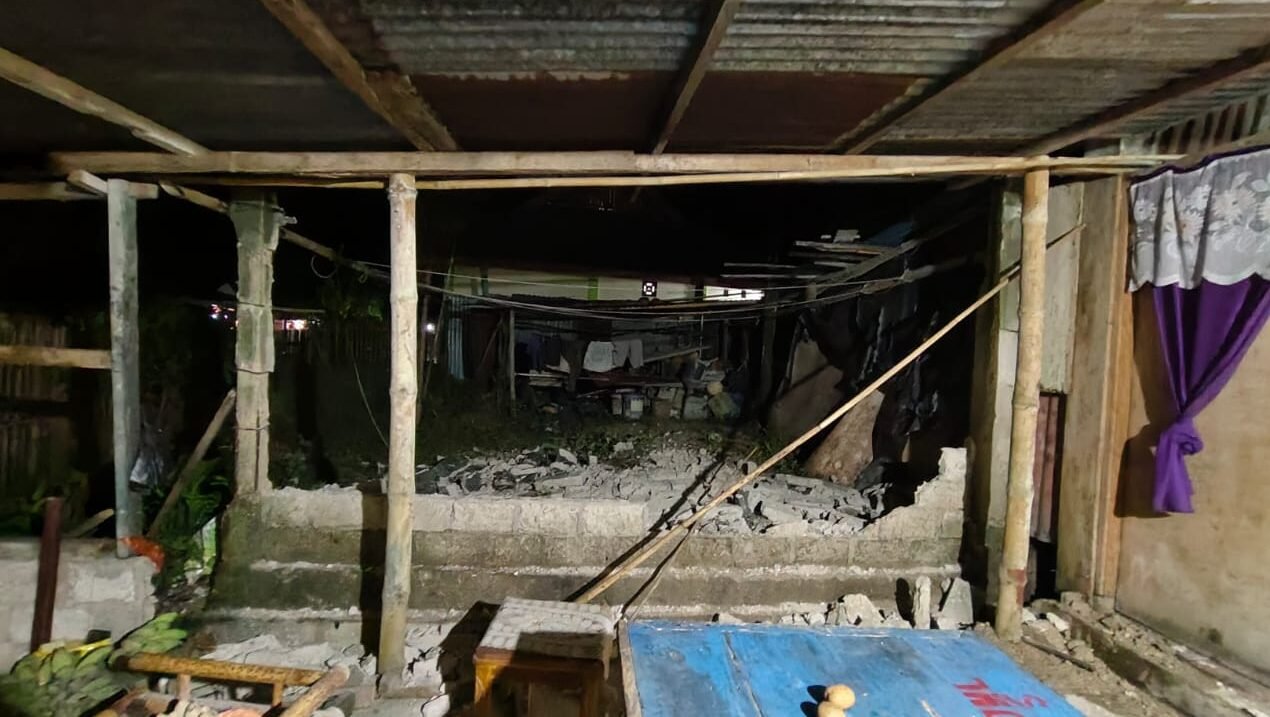 Kondisi salah satu rumah warga di Kabupaten Kepulauan Talaud yang dilaporkan mengalami kerusakan akibat guncangan gempa bumi magnitudo 7,1 pada Sabtu malam (10/1).