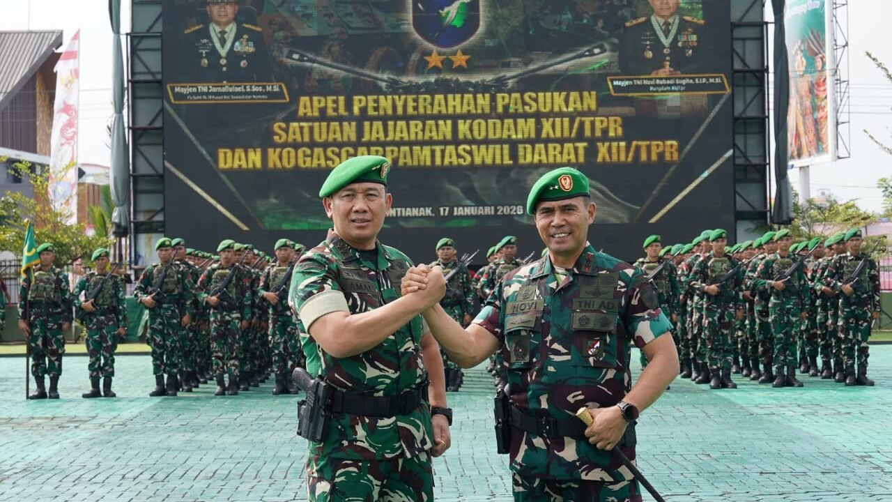 Mayjen TNI Novi Rubadi Sugito (kiri) melakukan salam komando bersama Mayjen TNI Jamallulael usai upacara serah terima pasukan di Lapangan Tidayu, Makodam XII/Tpr, Sabtu (17/1).