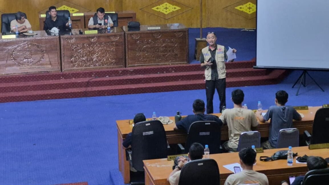 Pembekalan calon enumerator dan verfikator rumah terdampak banjir longsor di Aceh Tamiang bagi mahasiswa dan Praja IPDN pada Kamis (15/1).