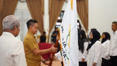Wali Kota Pontianak menyerahkan pataka kepada Ketua IPSM Kota Pontianak saat pelantikan pengurus periode 2026-2031 di Aula Rumah Dinas Wali Kota. (Dok. HO/Faktakalbar.id)