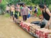 Polsek Entikong Terjunkan Personel, Salurkan Bantuan Logistik untuk Korban Banjir