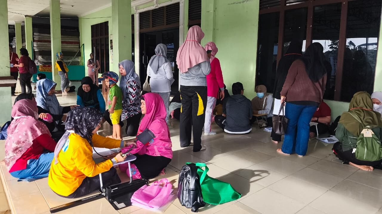 Petugas Dinas Kesehatan Kota Pontianak tengah melakukan pemeriksaan kesehatan calon jamaah haji Kota Pontianak.