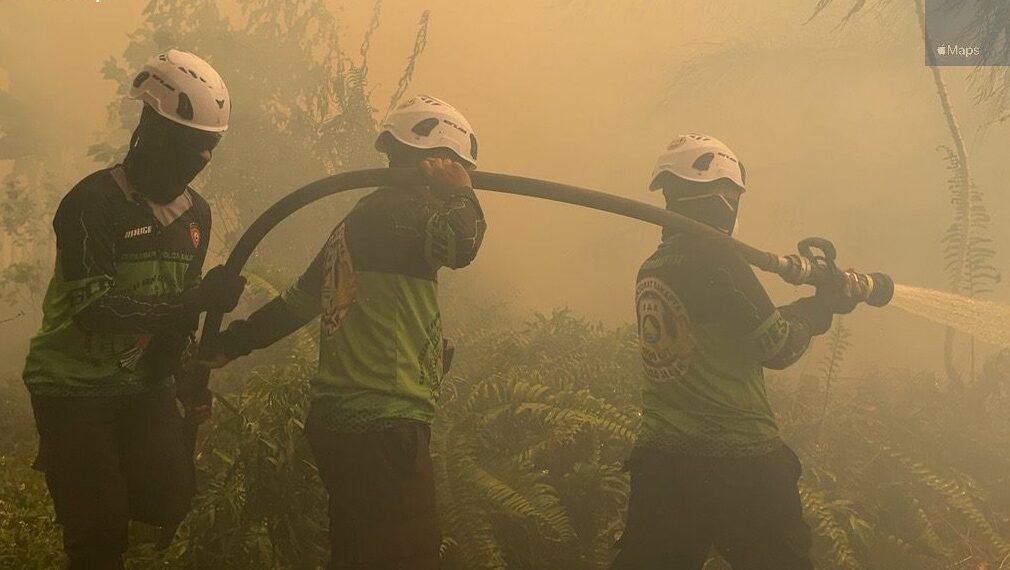Petugas gabungan tengah berjibaku melakukan upaya pemadaman api di lokasi kebakaran hutan dan lahan (Karhutla) untuk mencegah api meluas ke area sekitar.