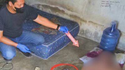 Petugas kepolisian saat melakukan olah tempat kejadian perkara (TKP) di kamar istirahat karyawan peternakan ayam di Desa Madu Sari terkait kasus kematian akibat tersengat listrik.