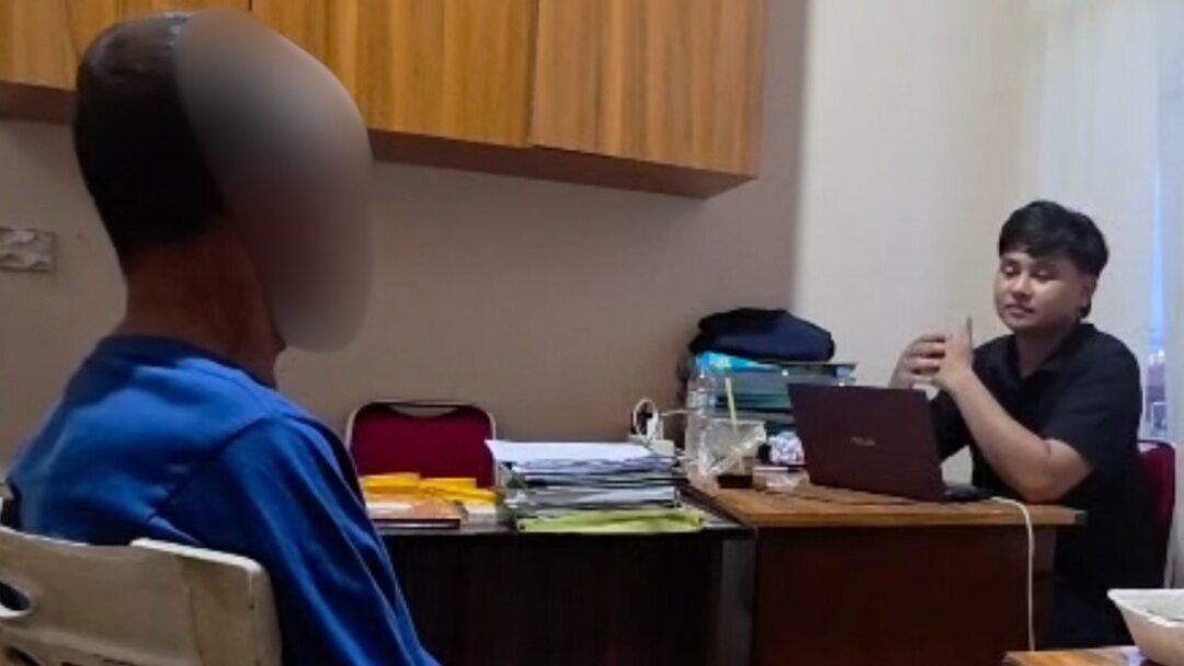 Petugas kepolisian saat melakukan pemeriksaan intensif terhadap tersangka kasus kekerasan seksual terhadap anak di Mapolres Kubu Raya (Ilustrasi).