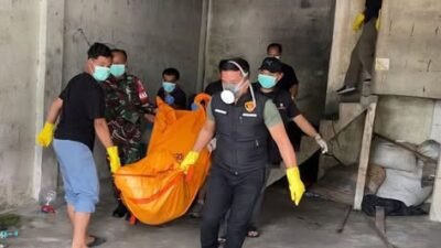 Petugas mengevakuasi kantong jenazah berisi jasad wanita yang ditemukan warga di Pasar Puring Siantan setelah tercium bau menyengat dari dalam ruko yang terkunci.