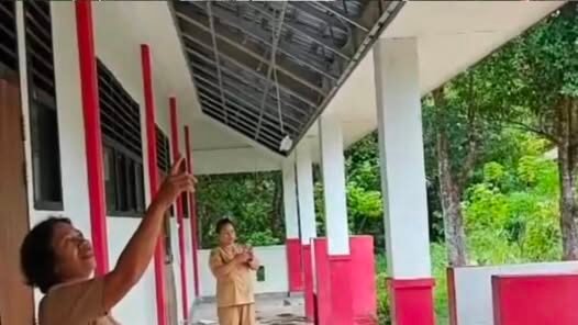 Plafon Sekolah Merah Putih di SDN 05 Ingko Tambe, Kapuas Hulu, roboh meski baru dibangun tahun 2022 dengan anggaran Rp3 miliar. Siswa terpaksa belajar di rumah warga.