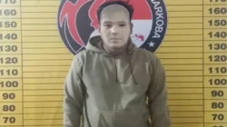 Tersangka residivis kasus narkotika berinisial S saat diamankan usai terjaring operasi penangkapan di Kecamatan Sungai Kunyit, Selasa (13/1).