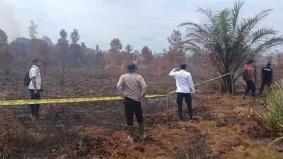 Polsek Kuala Mandor B padamkan 10 titik api seluas 3,5 hektare dan pasang garis polisi.