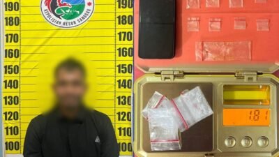 Polsek Meliau tangkap pria berinisial NS terkait dugaan tindak pidana narkotika. Polisi temukan 5 paket sabu yang disembunyikan di bawah rak sepatu.