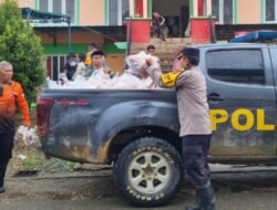 Polsek Sekayam Salurkan 1.150 Paket Bantuan Sosial untuk Korban Banjir