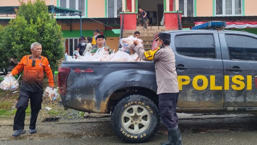 Polsek Sekayam salurkan 1.150 paket bantuan sosial untuk korban banjir di Sanggau. Paket berisi makanan siap saji dibagikan di Desa Balai Karangan, Sabtu (10/1).