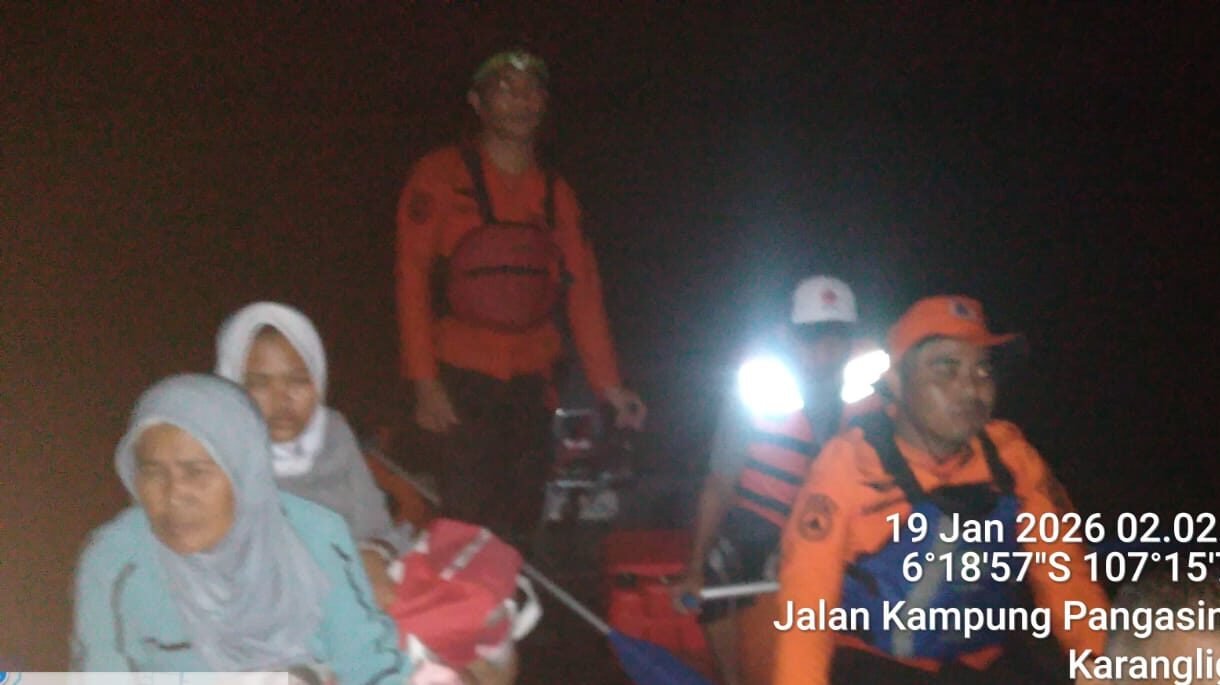 Proses evakuasi warga terdampak banjir di wilayah Kabupaten Karawang, Senin (19/1). (Dok. HO/Faktakalbar.id)