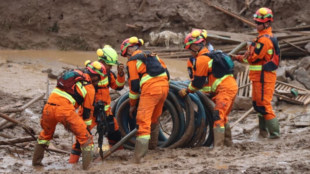 Proses pencarian korban di lokasi longsor Desa Pasirlangu, Bandung Barat, Selasa (27/1).