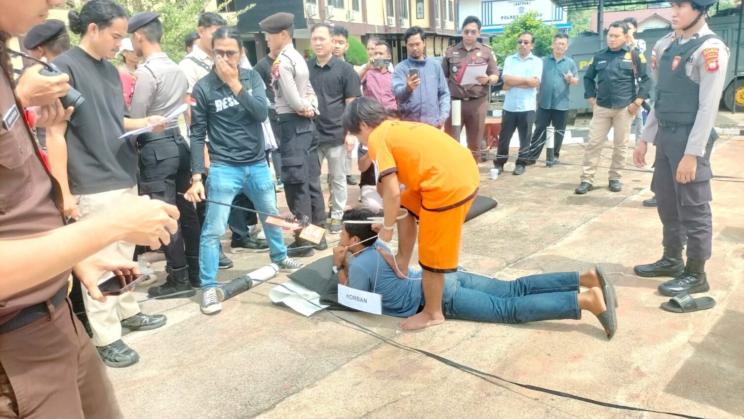 Proses rekonstruksi kasus dugaan pembunuhan di mapolres sanggau, Senin (27/1). Dalam reka ulang adegan ini, penyidik mencocokkan keterangan tersangka dengan fakta-fakta di lapangan.