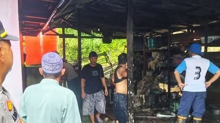 Puing-puing sisa bangunan gudang penyimpanan barang dagangan milik warga di Kelurahan Ilir Kota, Sanggau, yang hangus terbakar pada Sabtu (3/1).