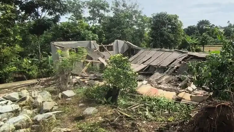Salah satu unit rumah warga di Purwakarta yang mengalami rusak berat hingga ambruk usai dilanda cuaca ekstrem.