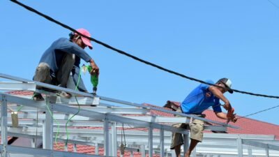 Sejumlah pekerja menyelesaikan pembangunan hunian sementara (huntara) bagi warga terdampak bencana banjir di Desa Manyang Cut, Kecamatan Meureudu, Kabupaten Pidie Jaya, Sabtu (17/1).