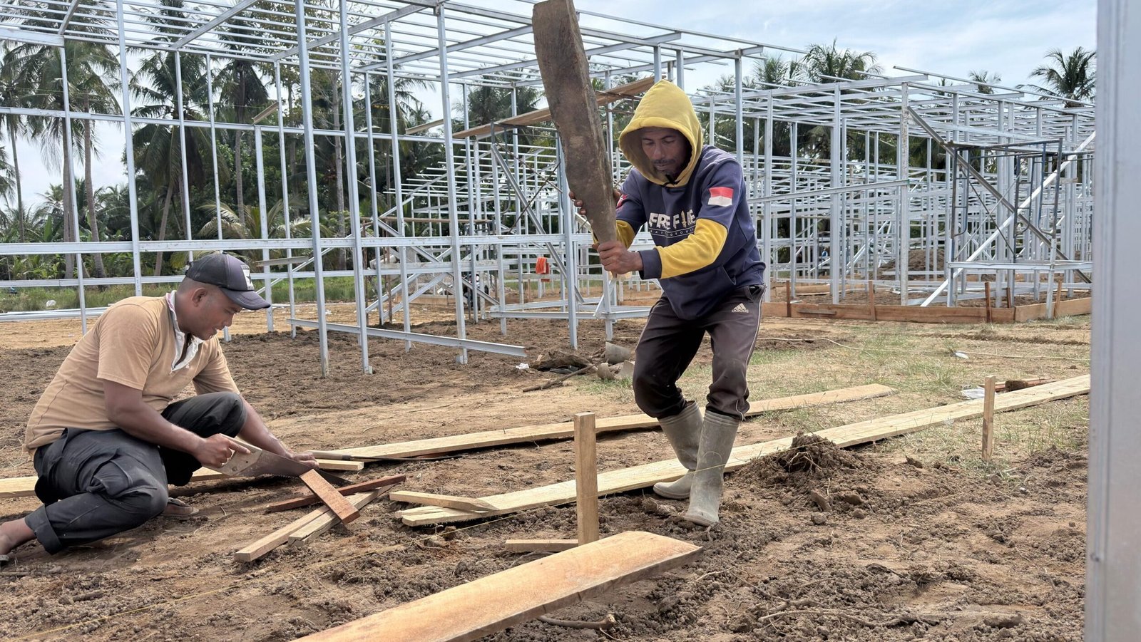 Sejumlah pekerja sedang menyelesaikan pembangunan tahap pertama hunian sementara (huntara) bagi warga terdampak banjir di Desa Ulee Rubek Timur, Kecamatan Seunuddon, Kabupaten Aceh Utara, Provinsi Aceh, pada Kamis (15/1).