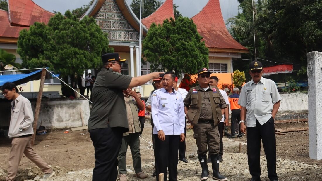 Sekretaris Utama BNPB Rustian didampingi Bupati Solok meninjau area huntap yang akan dipersiapkan untuk fase rehabilitasi dan rekonstruksi yang berada di wilayah Nagari Saniang Baka, Kecamatan X Koto Singkarak, Kabupaten Solok pada Rabu (7/1).