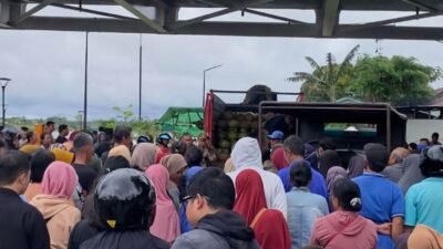 Suasana antrian Warga Kapuas Hulu untuk mendapatkan 1 tabung gas elpiji Bersubsidi yang di gelar Pemkab Kapuas Hulu