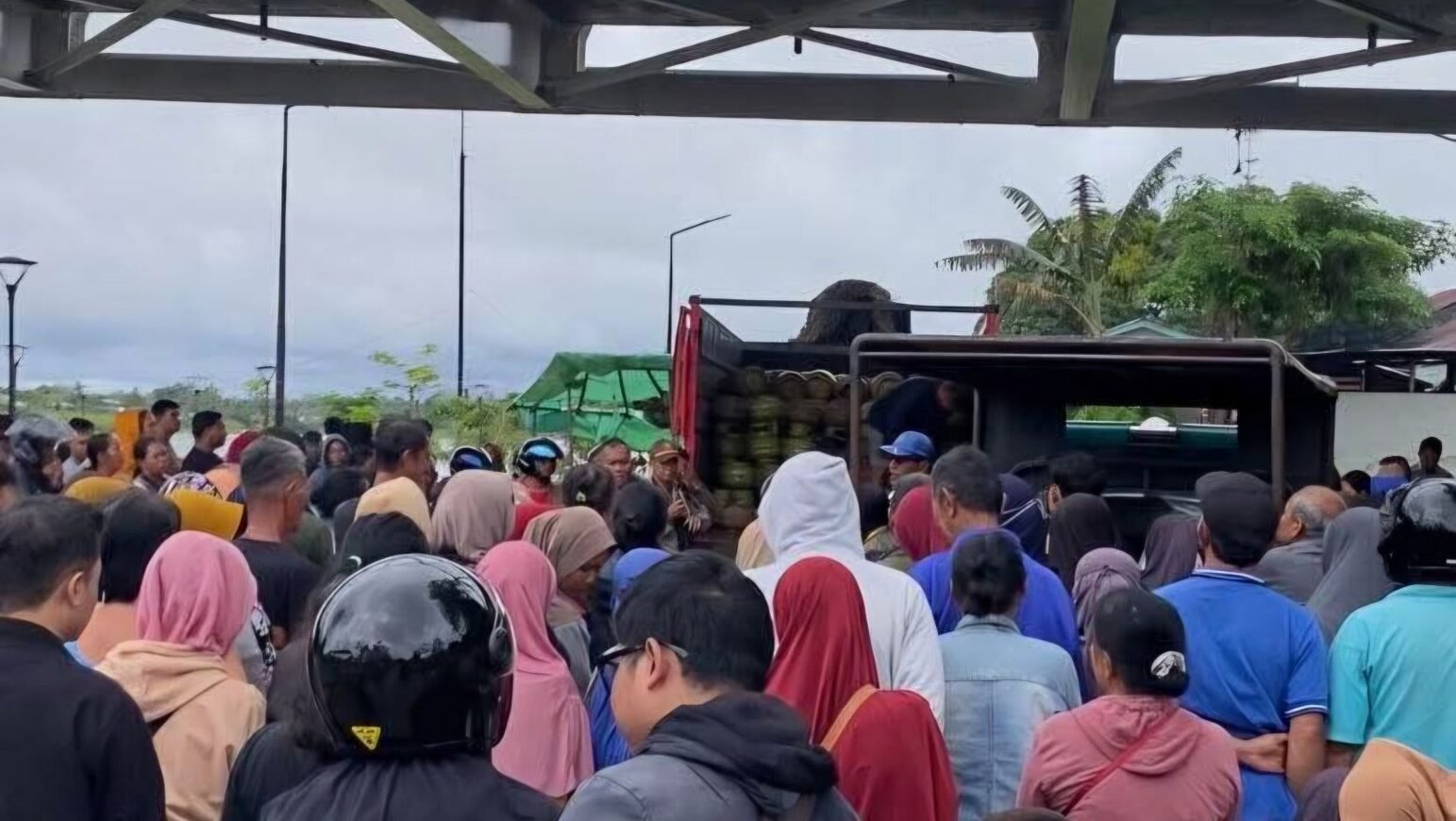 Suasana antrian Warga Kapuas Hulu untuk mendapatkan 1 tabung gas elpiji Bersubsidi yang di gelar Pemkab Kapuas Hulu