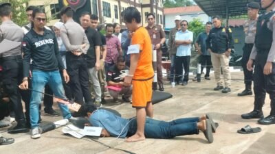 Suasana di lokasi kejadian saat penyidik menggelar rekonstruksi kasus pembunuhan di Jalan Bujang Malaka, Sanggau, Senin (27/1).