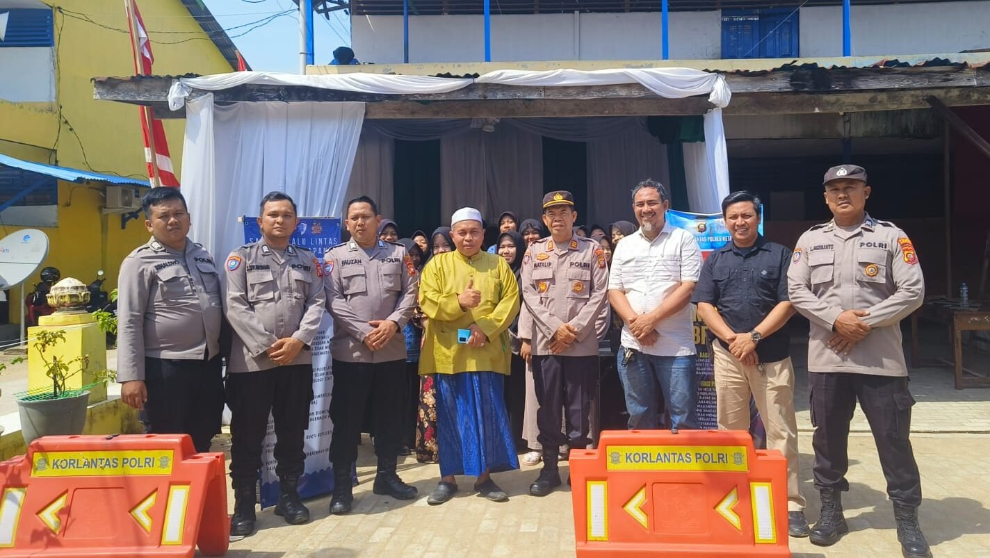 Suasana keakraban Kasat Binmas Polres Ketapang bersama K.H. Jema’ih Makmur saat berdiskusi mengenai pemeliharaan keamanan dan ketertiban masyarakat, Rabu (21/1).