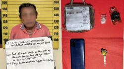 Tersangka lansia berinisial SY (kiri) saat diamankan di Mapolres Kubu Raya terkait kasus upaya penyelundupan narkoba, Selasa (13/1/2026). Di sisi kanan, terlihat barang bukti paket sabu berbalut plastik hitam yang sempat disembunyikan pelaku di dalam bubuk kopi untuk mengelabui petugas Bandara Supadio.