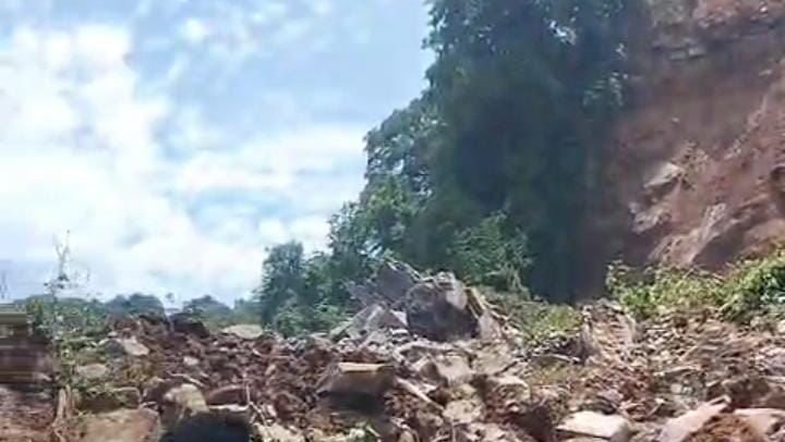 Tanah longsor terjadi di Gunung Kaupas, Serang, Banten.