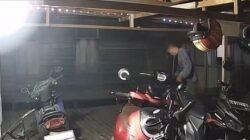 Tangkapan layar rekaman CCTV Oknum Kades Sejawak berinisial SO saat melakukan pencurian motor di Sintang. (Dok. Ist)