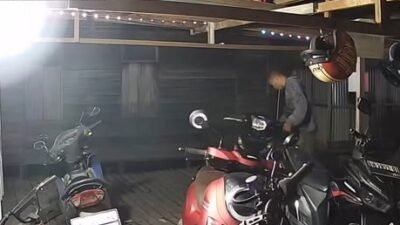 Tangkapan layar rekaman CCTV Oknum Kades Sejawak berinisial SO saat melakukan pencurian motor di Sintang. (Dok. Ist)