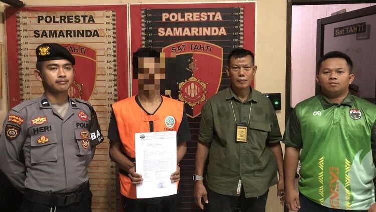 Tersangka MH (37), pemodal tambang batubara ilegal di Tahura Bukit Soeharto, saat diamankan oleh petugas Gakkum KLHK Wilayah Kalimantan sebelum diserahkan ke Kejaksaan Tinggi Kaltim, Rabu (31/12).